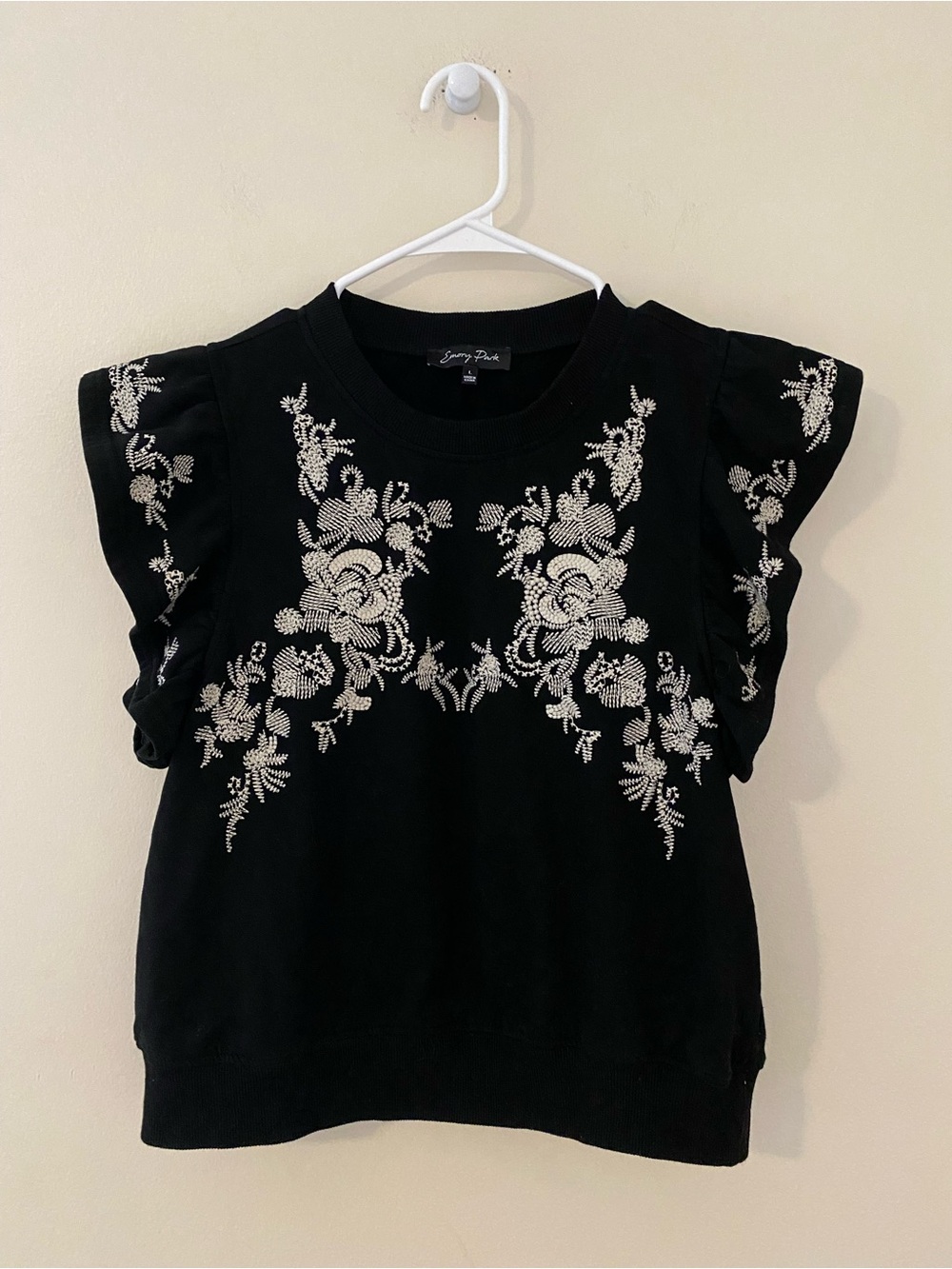emory park Black with white floral Embroidery and Flutter sleeves Cotton size L